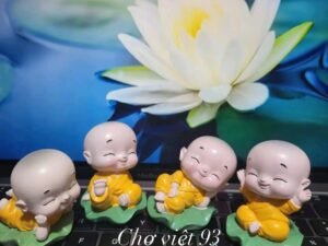 Bộ tượng chú tiểu nằm lá sen