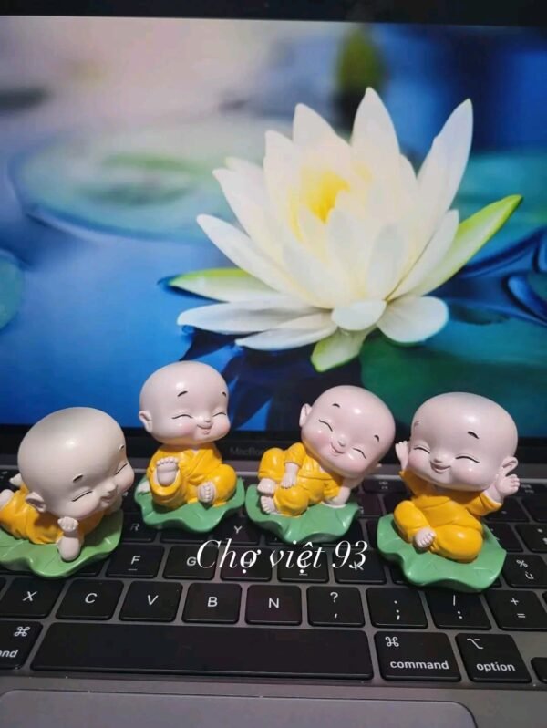 Bộ tượng chú tiểu nằm lá sen